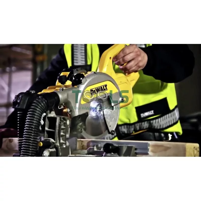 Аккумуляторная торцовочная пила DeWALT DCS777T2 (2х54 В, 6 А*ч, 216 мм)