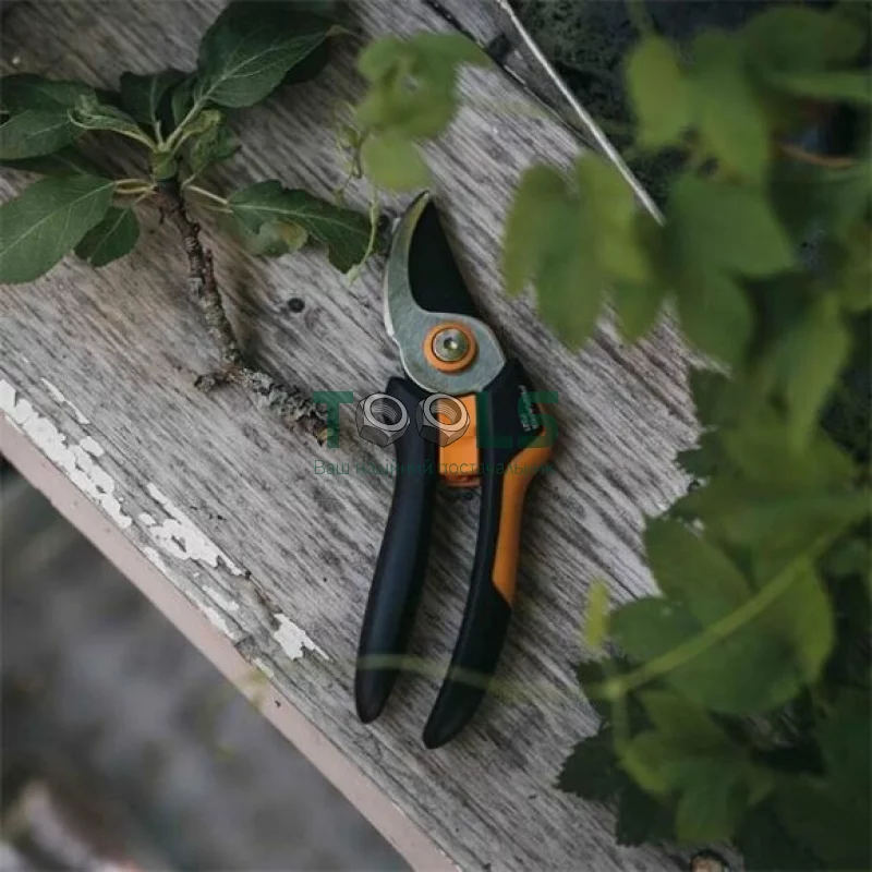 Плоскостной секатор Fiskars Solid P321 (1057162)