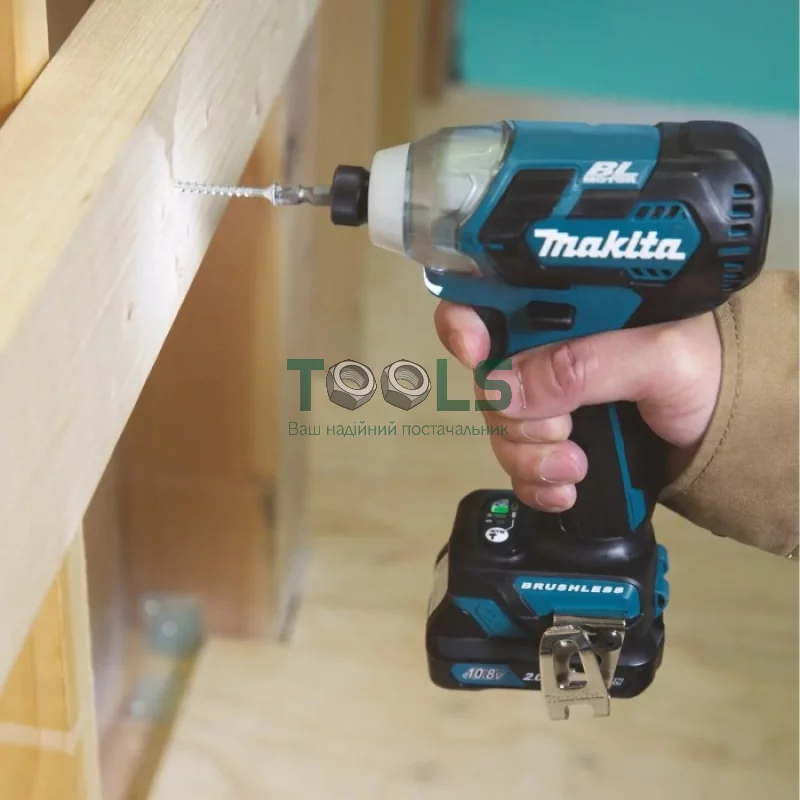 Аккумуляторный ударный гайковерт Makita TD111DWME (10.8 В, 2х4 А*ч, 135 Н*м)