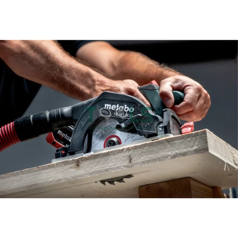 Аккумуляторная ручная циркулярная пила Metabo KS 18 LTX 57 (18 В, 2х5.2 А*ч, 165 мм) (601857700)