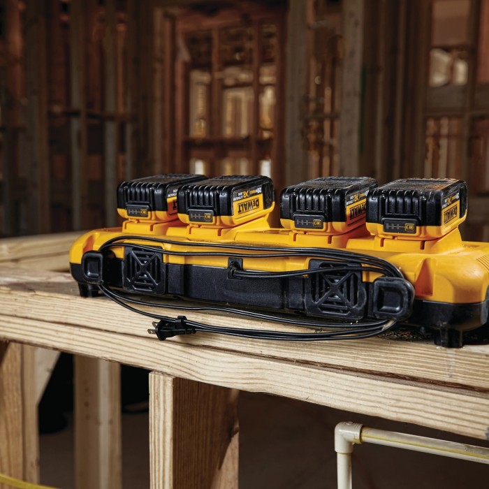Зарядное устройство 4-х портовое DeWALT DCB104 (10.8-54 В, 8 А)