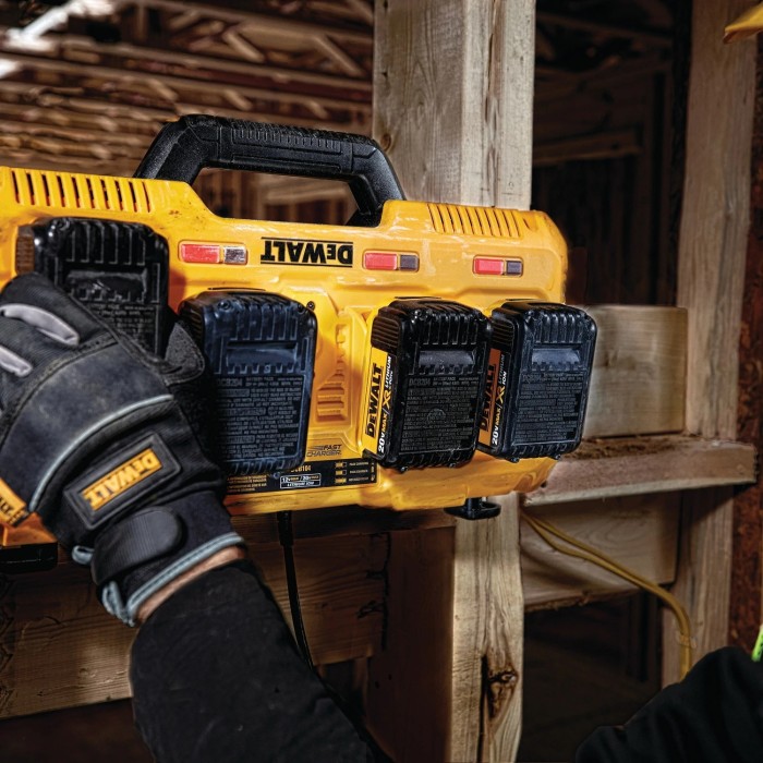 Зарядное устройство 4-х портовое DeWALT DCB104 (10.8-54 В, 8 А)