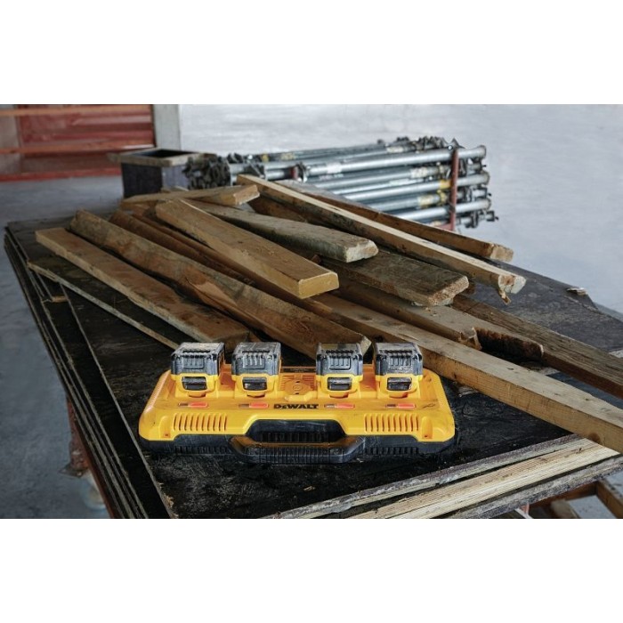 Зарядное устройство 4-х портовое DeWALT DCB104 (10.8-54 В, 8 А)