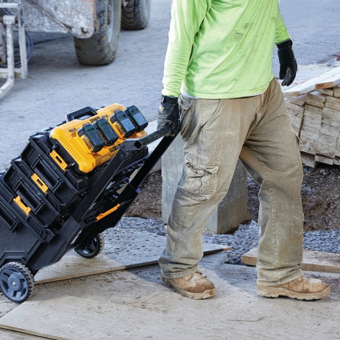 Зарядное устройство 4-х портовое DeWALT DCB104 (10.8-54 В, 8 А)