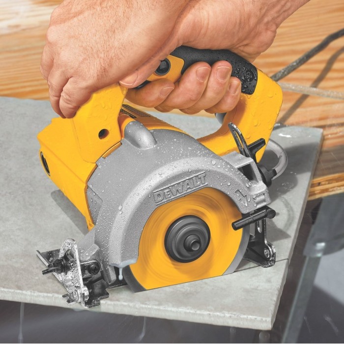 Электрический ручной плиткорез DeWALT DWC410 (1.3 кВт, 110 мм)