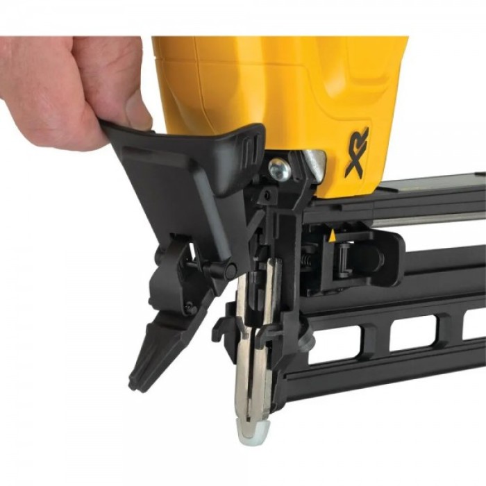 Пистолет гвоздезабивной аккумуляторный DeWALT DCN662NT + кейс (18 В, без АКБ, 32-64 мм)
