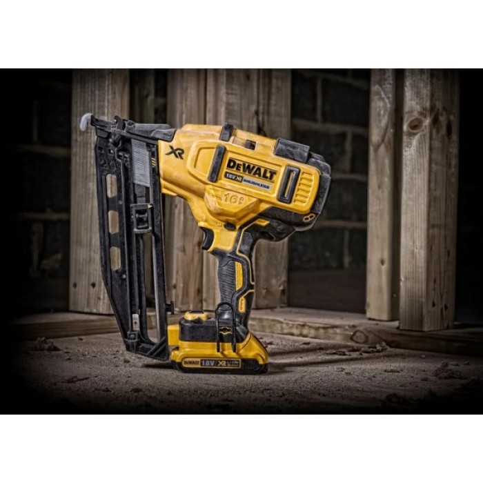 Пистолет гвоздезабивной аккумуляторный DeWALT DCN662NT + кейс (18 В, без АКБ, 32-64 мм)
