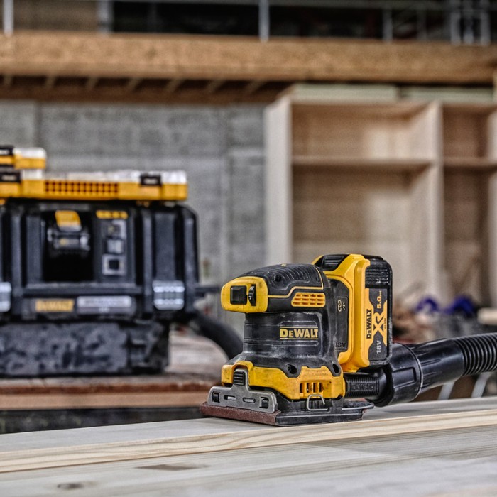 Аккумуляторная вибрационная шлифмашина DeWALT DCW200NT (18 В, без АКБ, 115х108 мм)