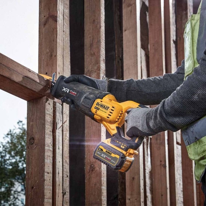 Аккумуляторная сабельная пила DeWALT DCS386NT (18 В, без АКБ, 3000 ход/мин)