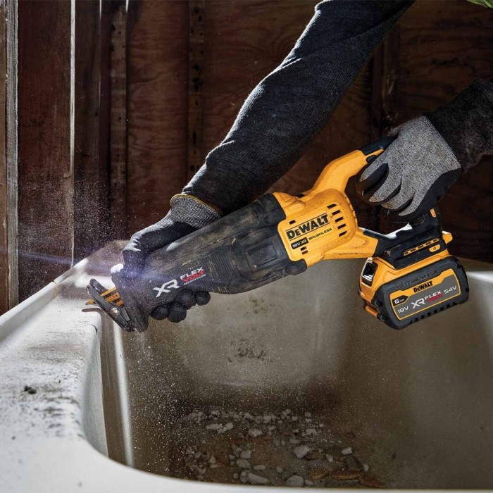 Аккумуляторная сабельная пила DeWALT DCS386NT (18 В, без АКБ, 3000 ход/мин)