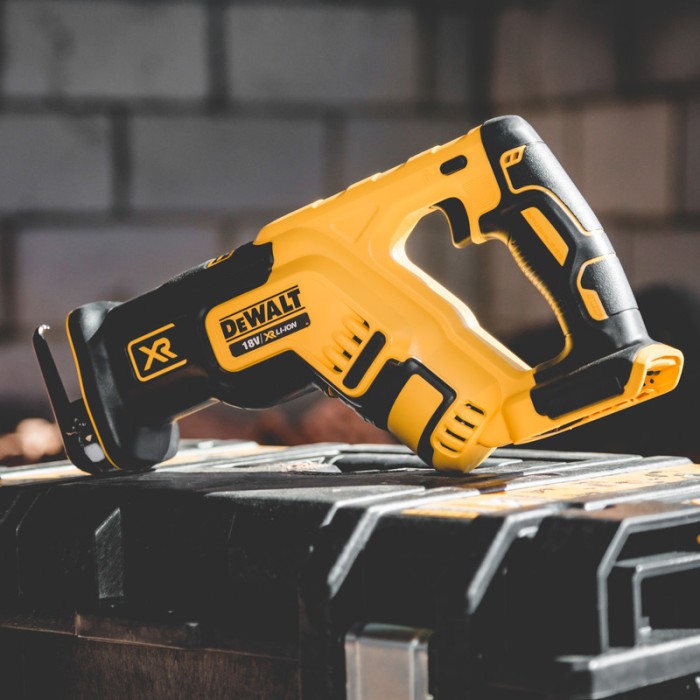Аккумуляторная сабельная пила DeWALT DCS367NT (18 В, без АКБ, 2900 ход/мин)