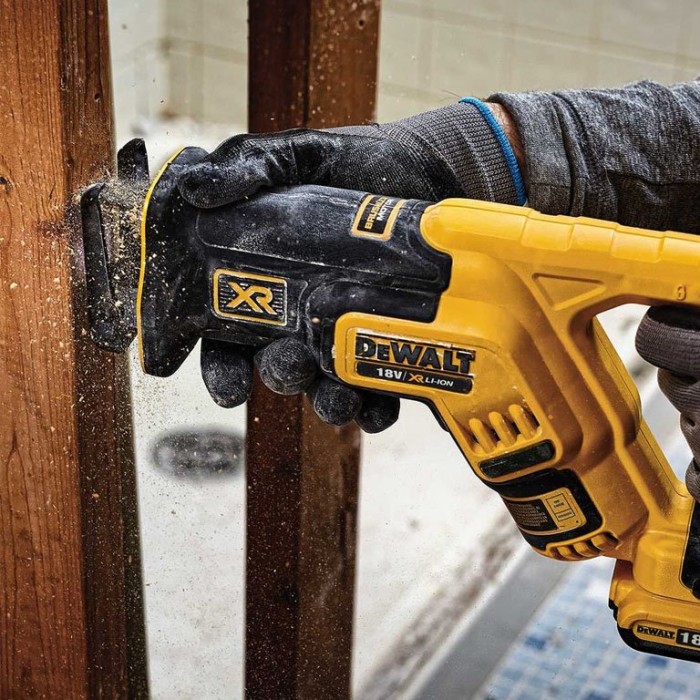 Аккумуляторная сабельная пила DeWALT DCS367NT (18 В, без АКБ, 2900 ход/мин)