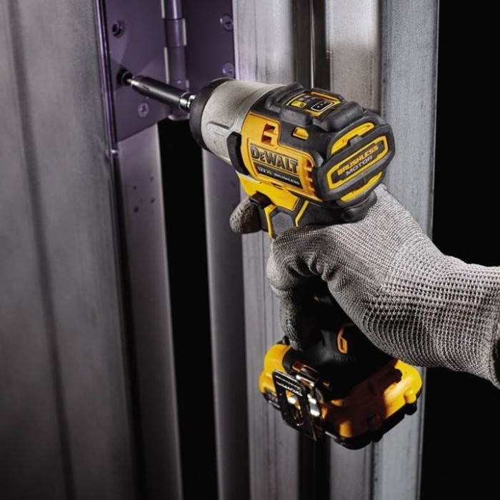 Аккумуляторный ударный шуруповерт DeWALT DCF801D2 (12 В, 2х2 А*ч, 163 Н*м)