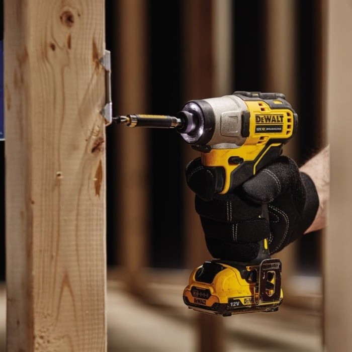 Аккумуляторный ударный шуруповерт DeWALT DCF801D2 (12 В, 2х2 А*ч, 163 Н*м)