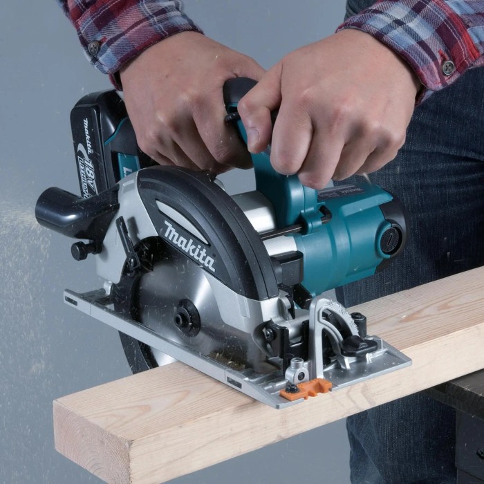 Аккумуляторная дисковая пила Makita DHS680Z (18 В, без АКБ, 165 мм)