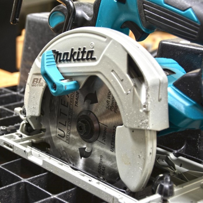 Аккумуляторная дисковая пила Makita DHS680Z (18 В, без АКБ, 165 мм)